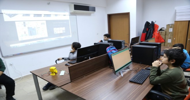 Öğrencilere Gençlik Merkezinde "Kodlama ve Robotik" Eğitimi