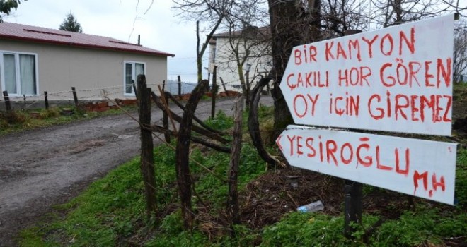 Yollarının Uzun Süredir Yapılmadığını Söyleyen Vatandaşlar, Seçim Çalışması Yapılmasını Yasakladı