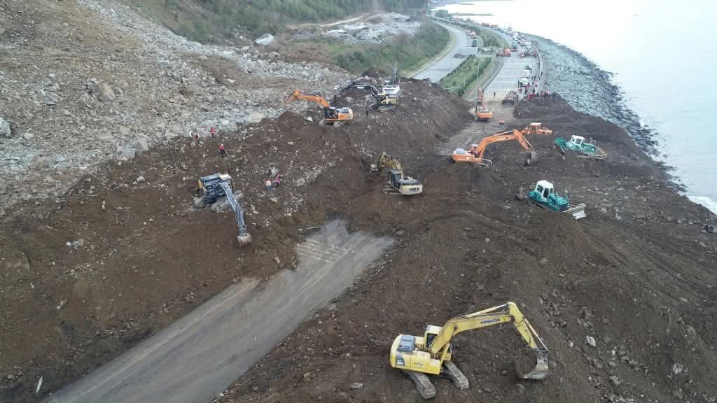 Karadeniz Sahil Yolu'nda 100 Bin Ton Toprak Denize Kaydı