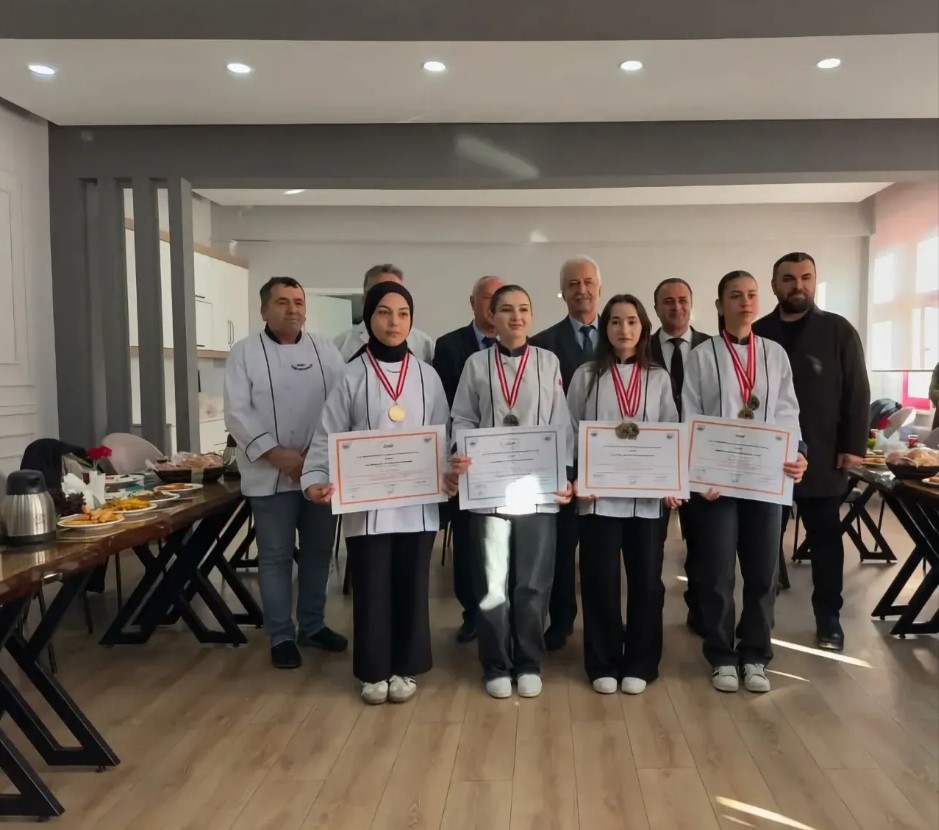 Fatsa Kız Meslek Lisesi Öğrencileri İstanbul’da Madalyaları Topladı!