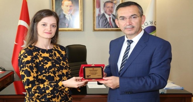 Yılın Tezi Ödülü'nü Alan Söylemez'e Tebrik