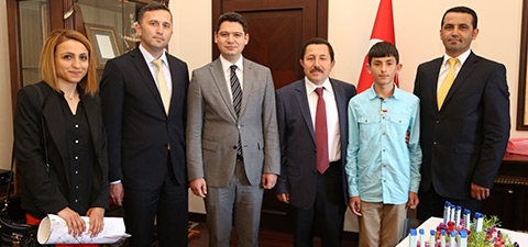 "Bu benim eserim"de başarılı olan öğrencileri ödüllendirdi.