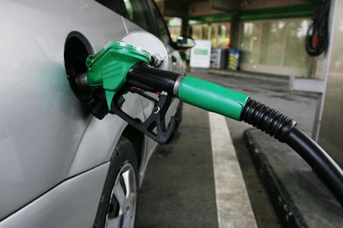 Benzinin litre fiyatı 10 kuruş yükseldi