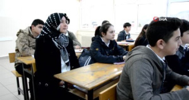 Aynı Sınıfta Evlatla Anne-babayı Buluşturan Proje