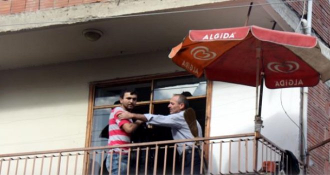 Babası Tarafından Bıçaklanan Genç Ağır Yaralandı