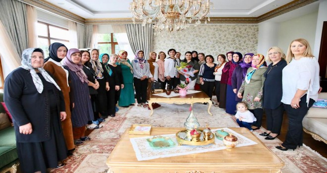 Bayan Yavuz, Muhtar Eşlerini Vali Konağı’nda Misafir Etti