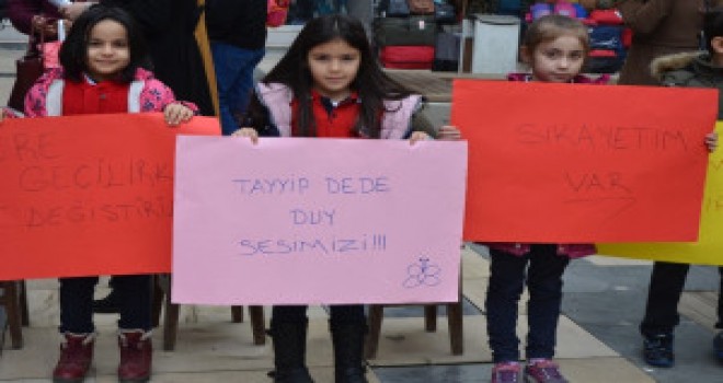 Öğrenciler ve Velilerden 'Öğretmenimizi Geri İstiyoruz' Eylemi