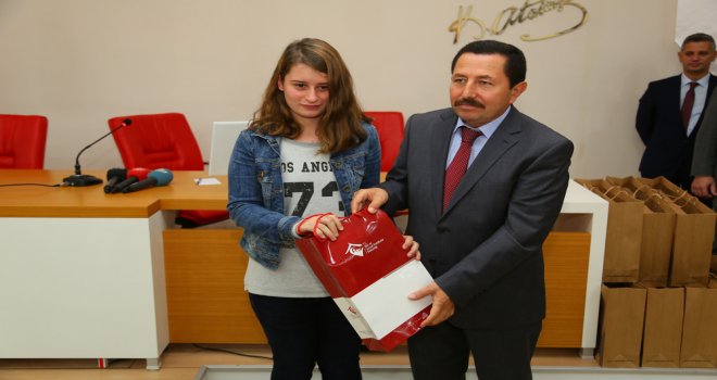 Şehit Çocuklarına Tablet ve Dizüstü Bilgisayar Dağıtıldı