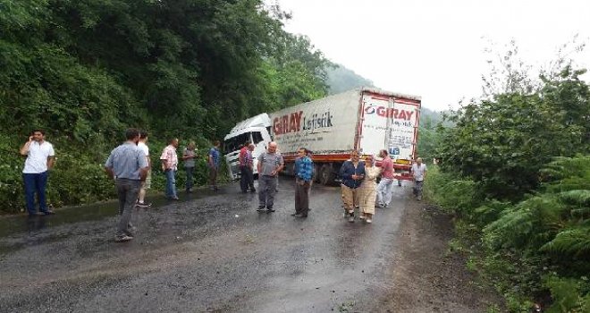 Tır Kaydı, Ünye- Akkuş Karayolunu Ulaşıma Kapattı