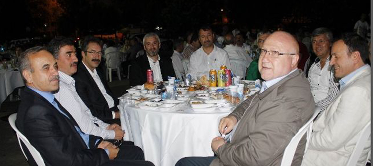 Ak Parti, 2 Bin Kişiye İftar Yemeği Verdi