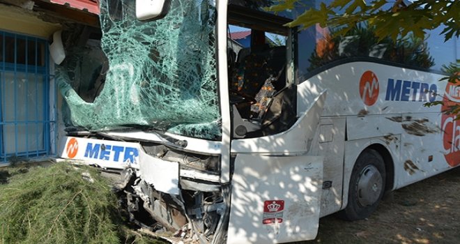 Yolcu Otobüsüyle Kamyonet Çarpıştı: 8 Yaralı